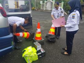 AJUKAN ALAT PENGAMANAN, DINAS PERHUBUNGAN YOGYAKARTA SERAHKAN BANTUAN